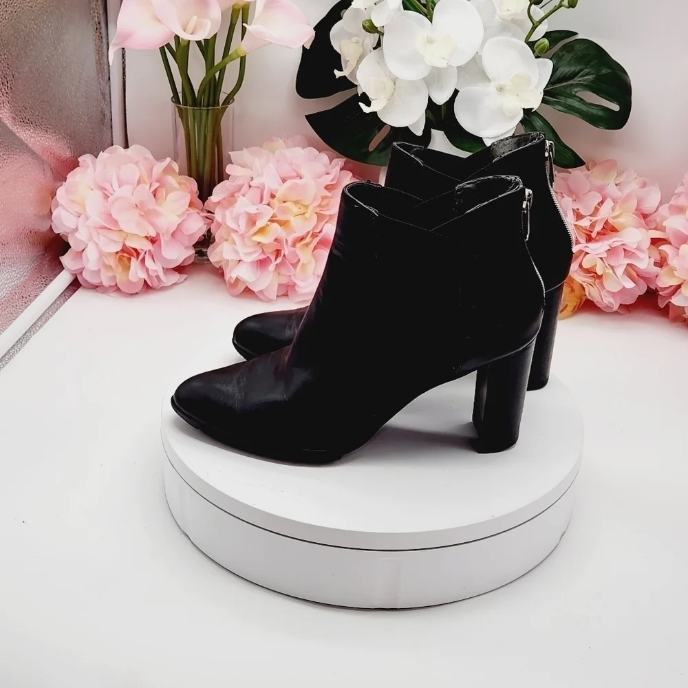 Adrienne Vittadini EUC Trinie Black Boots Women’s Size 8 Chunky Heel Booties.